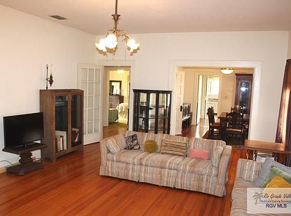 3rd image of 821 N Reagan St