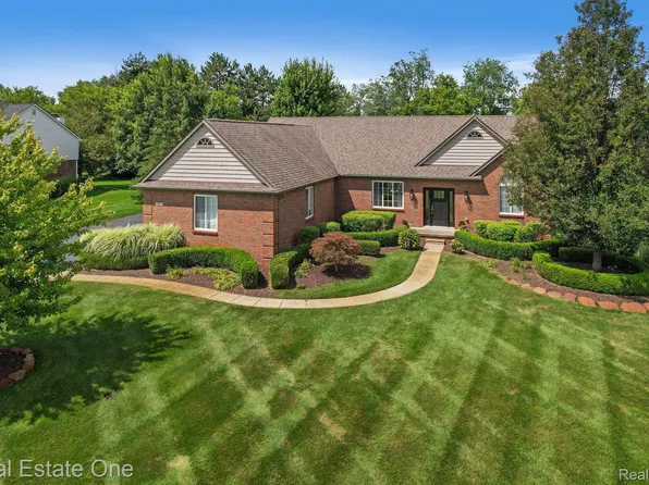 12919 Woodgrove Dr, South Lyon, MI 48178
