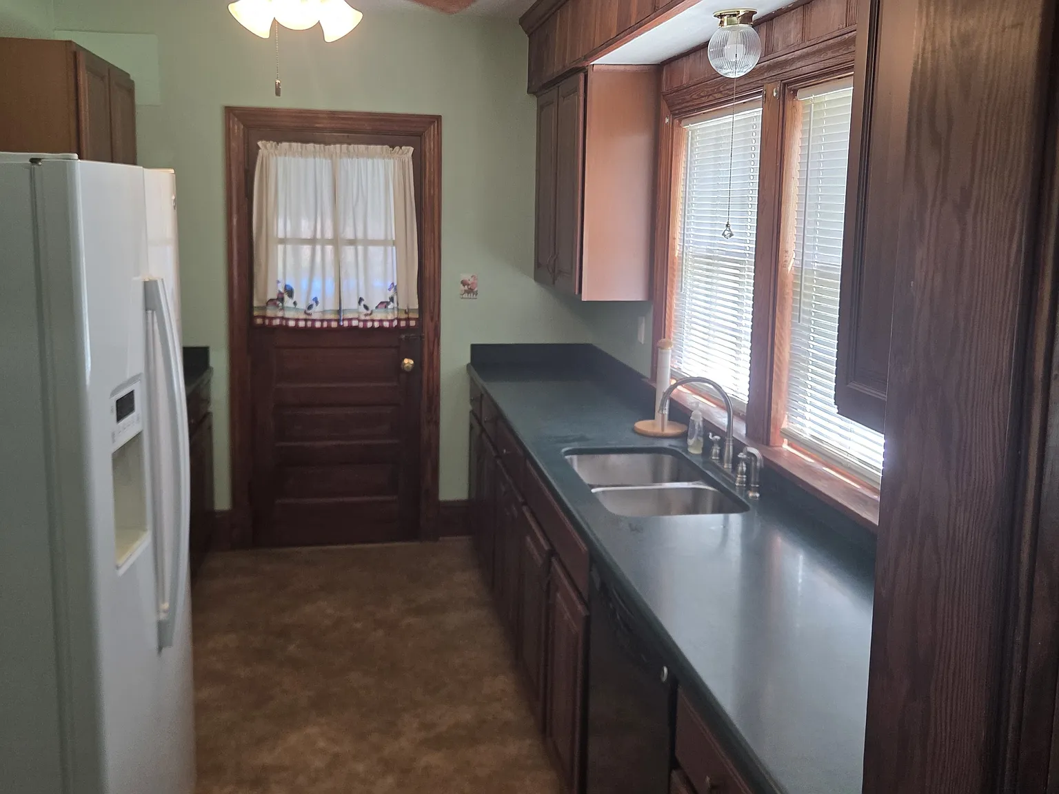 3 bed, 1.5 bath, 1748 sqft, $1,800 — Photo 2
