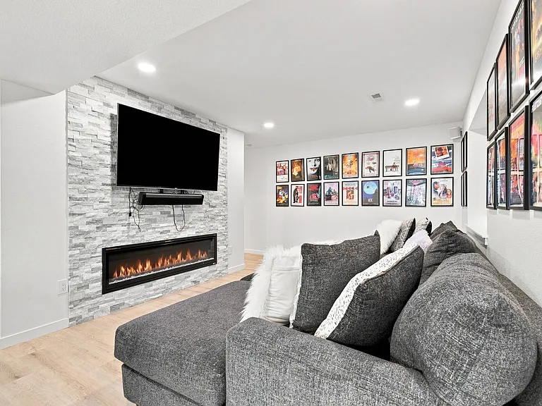 2445 Clayton Cir — Photo 35