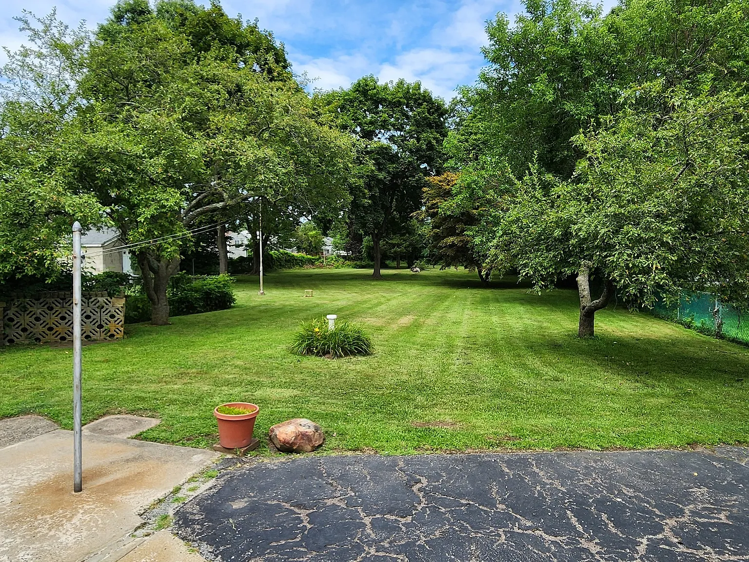 3 bed, 1.0 bath, 1120 sqft, $2,300 — Photo 4
