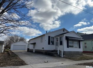 702 5th St, Pawnee, IL 62558