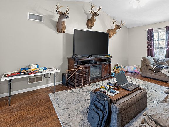 5th image of 110 Chrie Ln