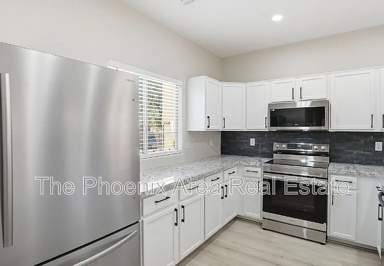 554 E San Carlos Way — Photo 6