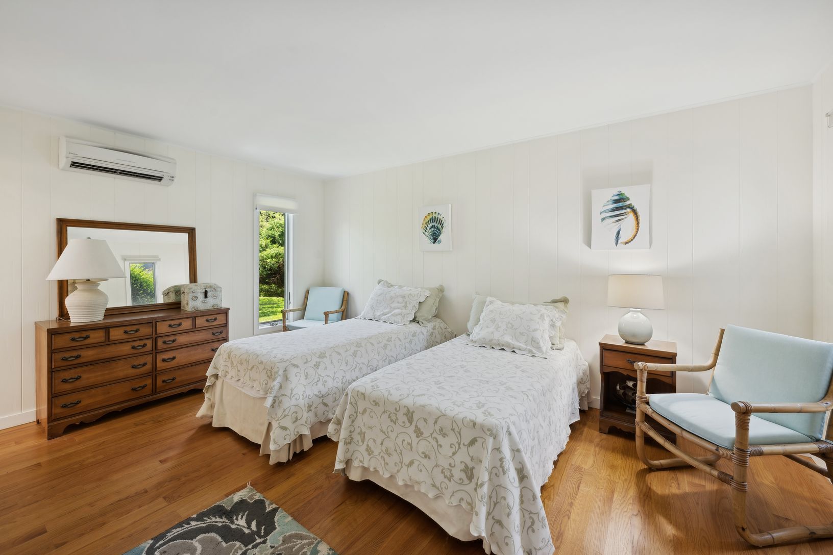  Additional bedroom with twin beds 