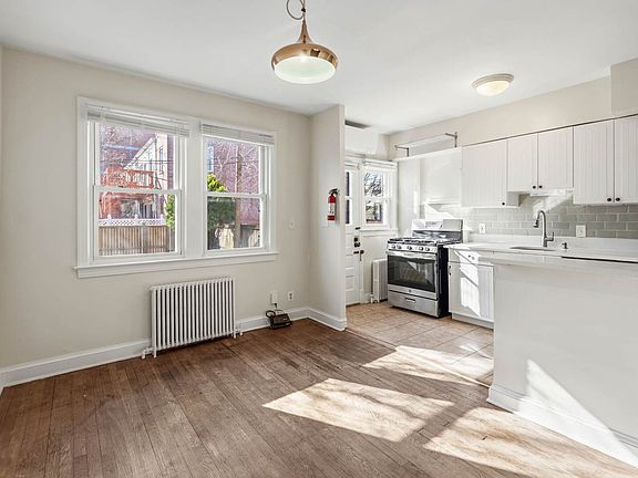 4th image of 1007 15th St SE