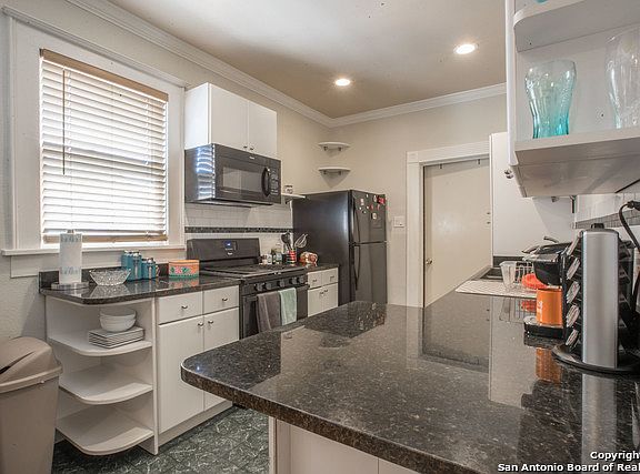 2nd image of 512 W Craig Pl