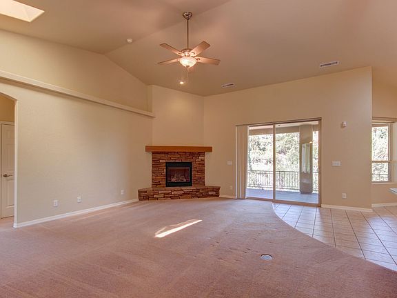 3rd image of 1076 Sunrise Blvd