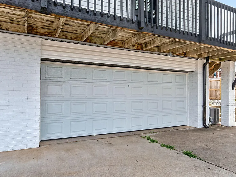 1030 E Elm St — Photo 23