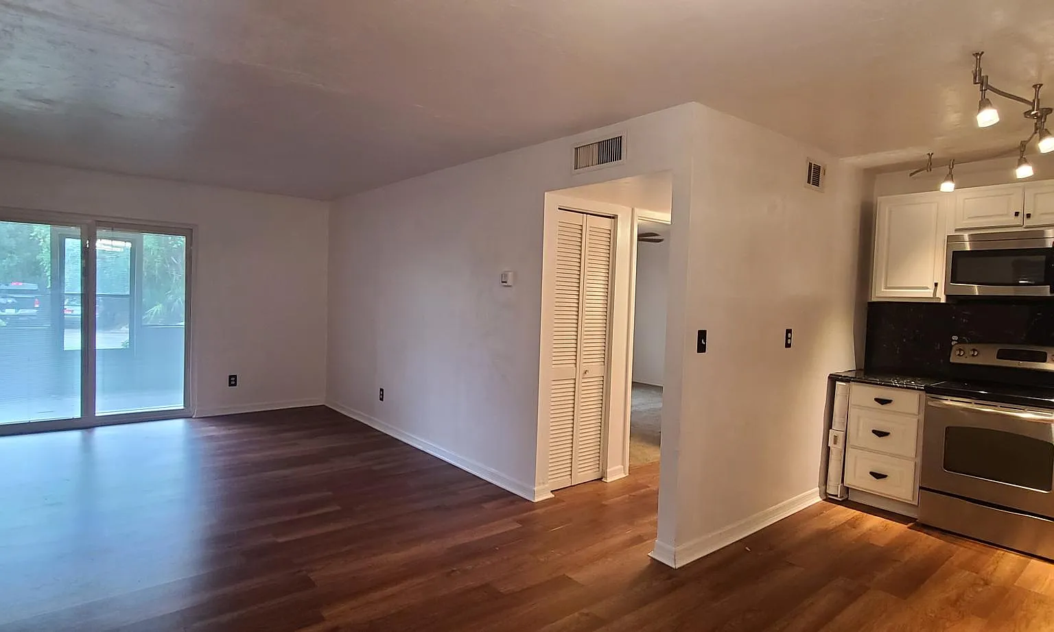 1 bed, 702 sqft, $1,190 — Photo 4