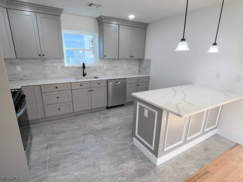 3 bed, 2.0 bath, $3,300 — Photo 2
