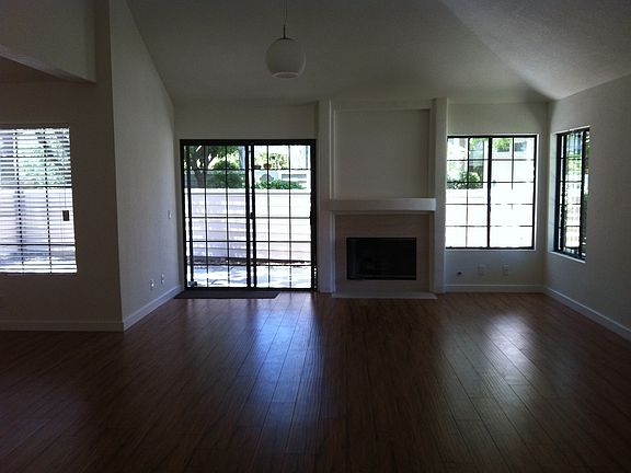 LOVING ROOM WITH FIREPLACE 
