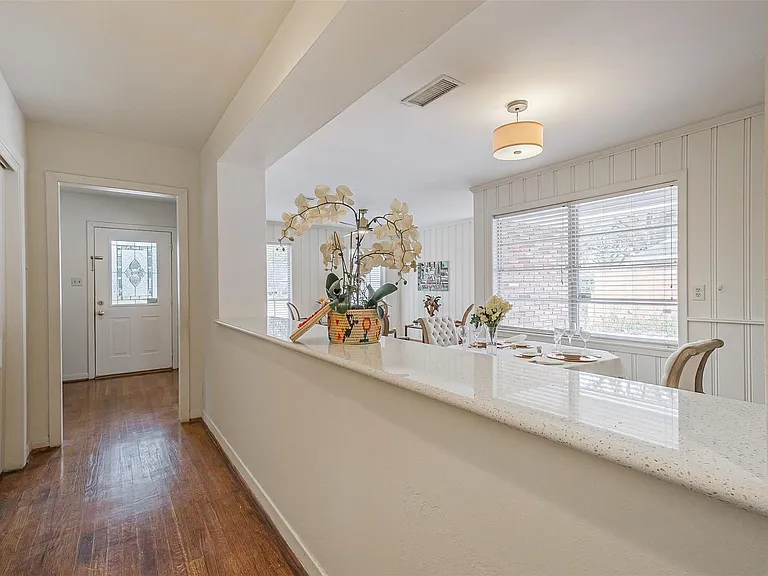 2601 Briarhurst Dr — Photo 5