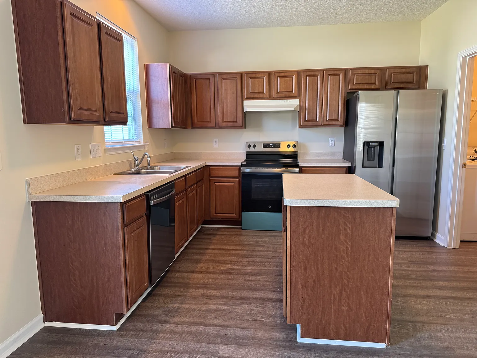 3 bed, 2.5 bath, $1,975 — Photo 4