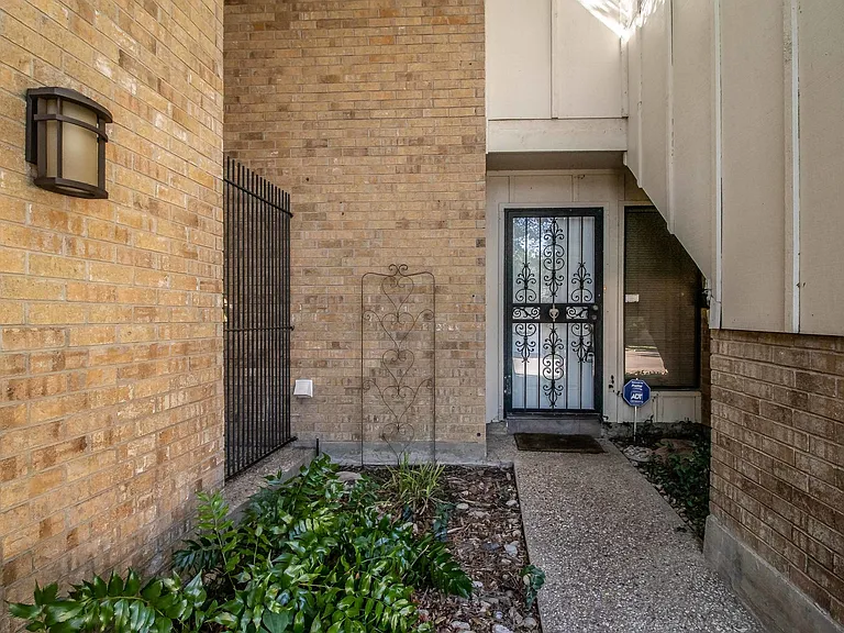 3704 Hulen Park Dr — Photo 4