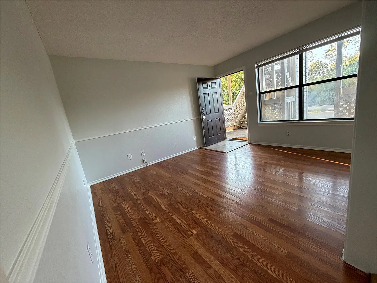 2 bed, 1.0 bath, 827 sqft, $1,100 — Photo 3
