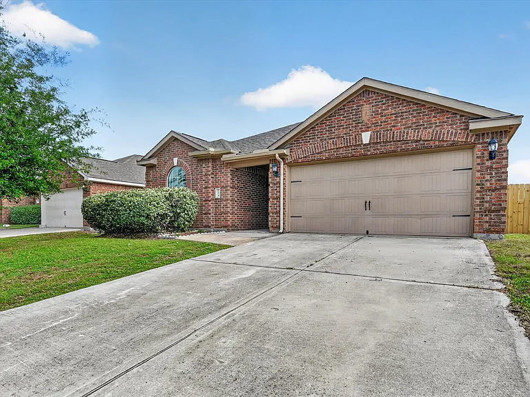 204 Lamont Rd — Photo 3