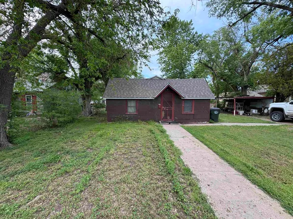 514 E 4th St, Ellinwood, KS 67526
