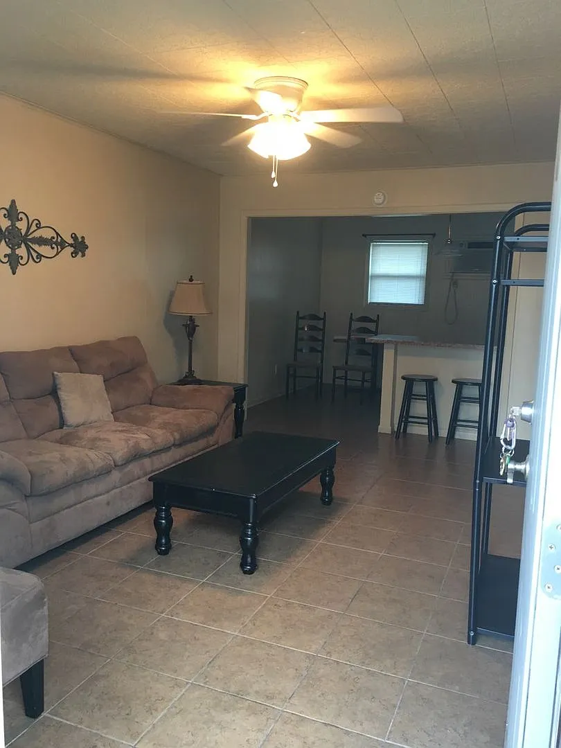 Building Photo - 606 S Trenton St #19