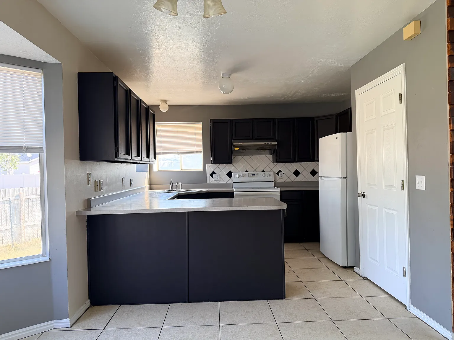 4 bed, 2.5 bath, 2884 sqft, $2,800 — Photo 2
