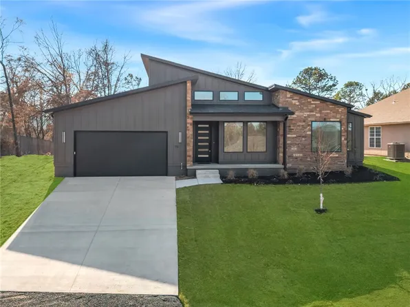 15 Reading Ln, Bella Vista, AR 72714