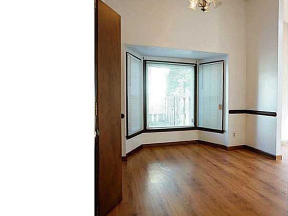 5th image of 119 Elaine Dr