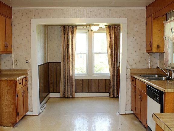 4th image of 22261 Lincoln Cir