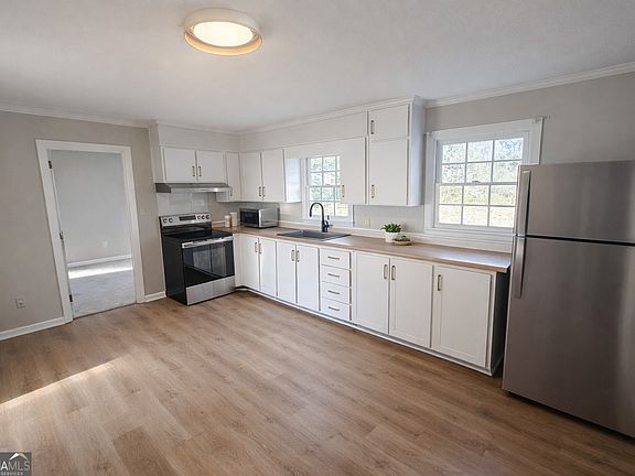 2nd image of 40 Hickory St