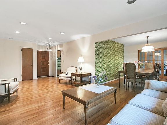 5th image of 8 Carlton Ln