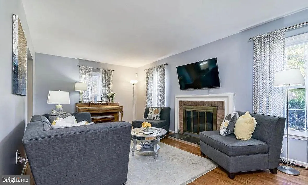 3 bed, 4.0 bath, 2139 sqft, $2,900 — Photo 2