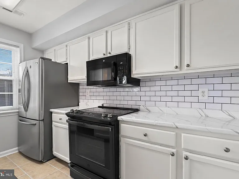 9904 Hagel Cir — Photo 12