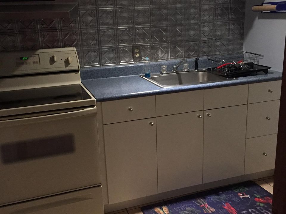 KITCEN WITH FRIDGE INCLUDED