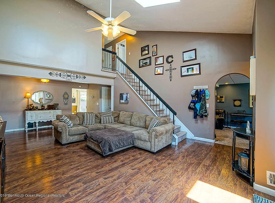 1st image of 225 Smokerise Ln