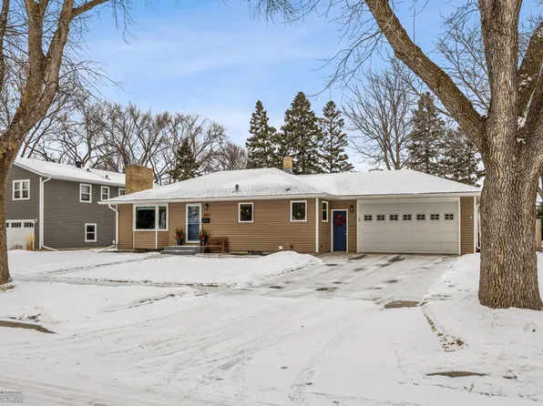 809 S Dr S, Fargo, ND 58103