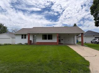 218 4th St NE, Orange City, IA 51041