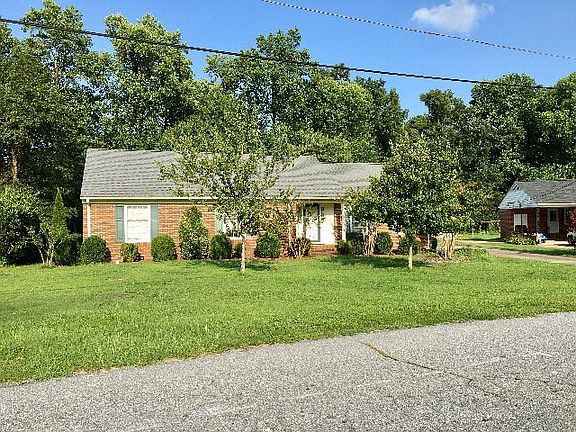 3rd image of 220 Pinewood Dr