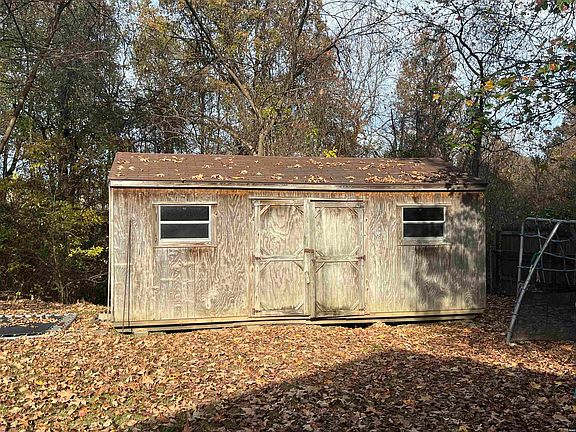 4th image of 2910 Greenleaf Dr