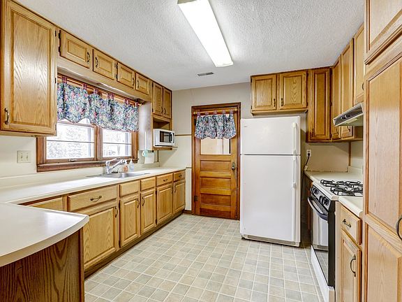 3rd image of 404 E 4th St