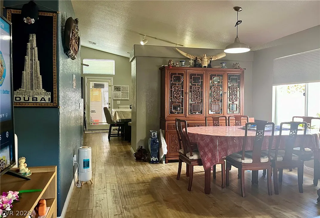 3 bed, 2.0 bath, 1302 sqft, $2,150 — Photo 3