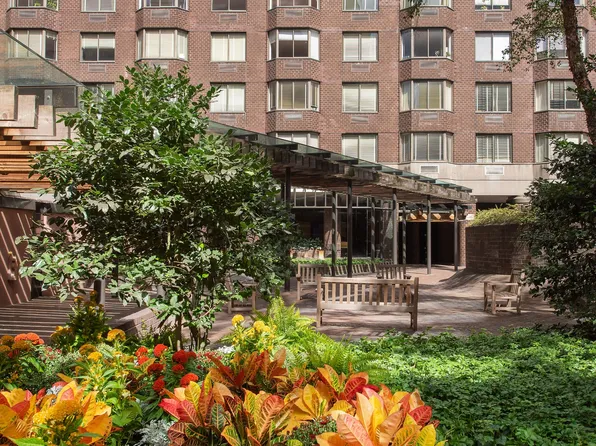 429 East 52nd Street image 7 of 10