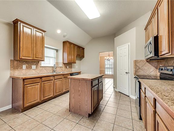 5th image of 202 Edison Ln