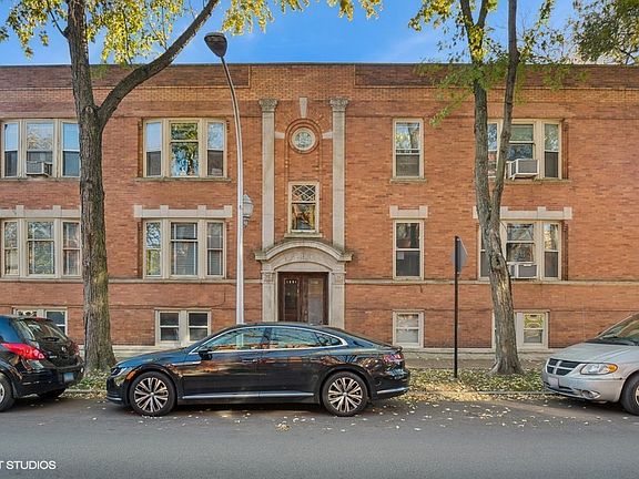 2nd image of 1351 W Balmoral Ave