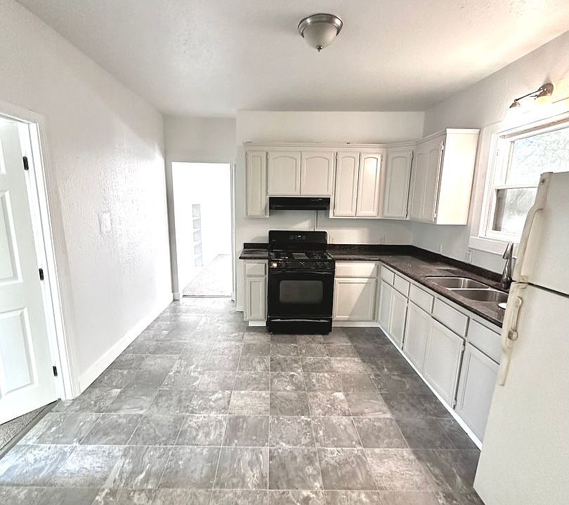 1st image of 3135 32nd St