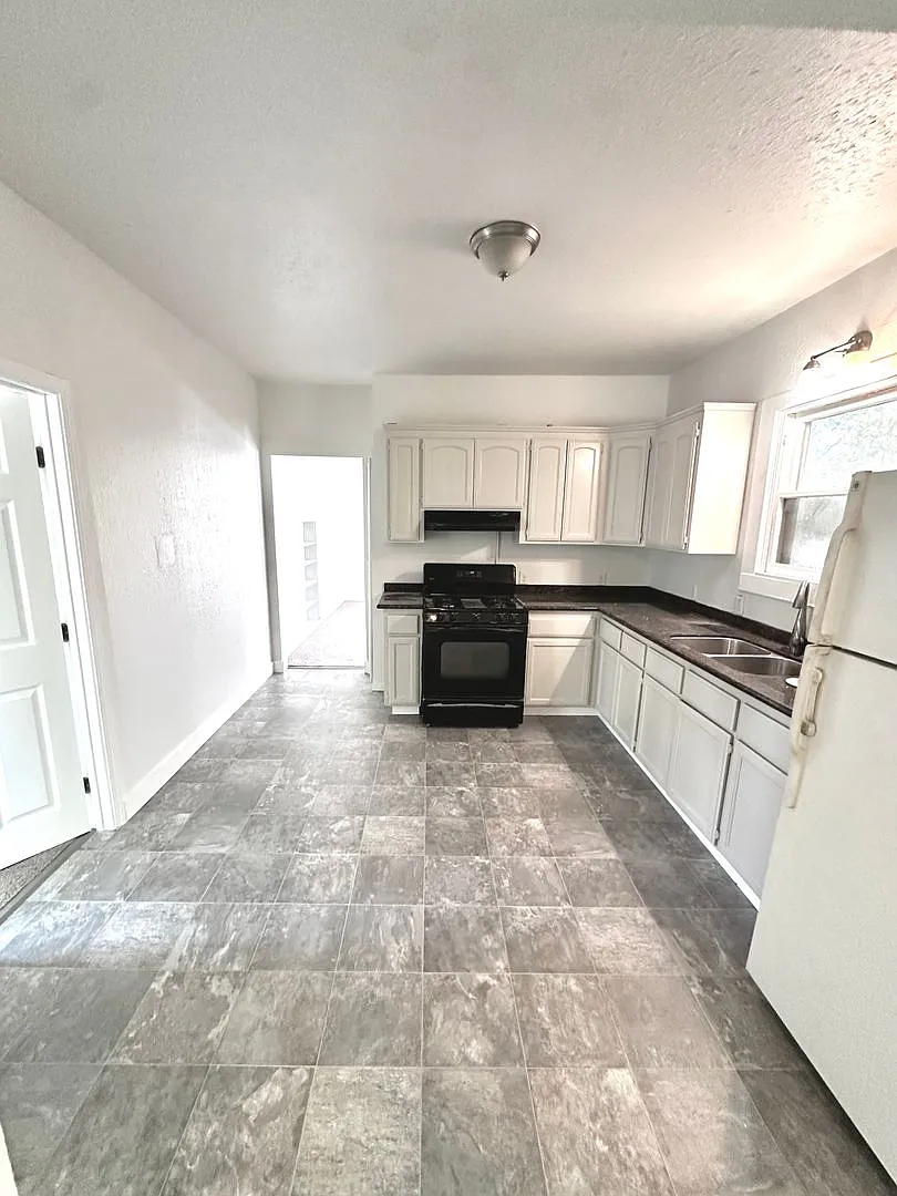 3135 32nd St photo 1