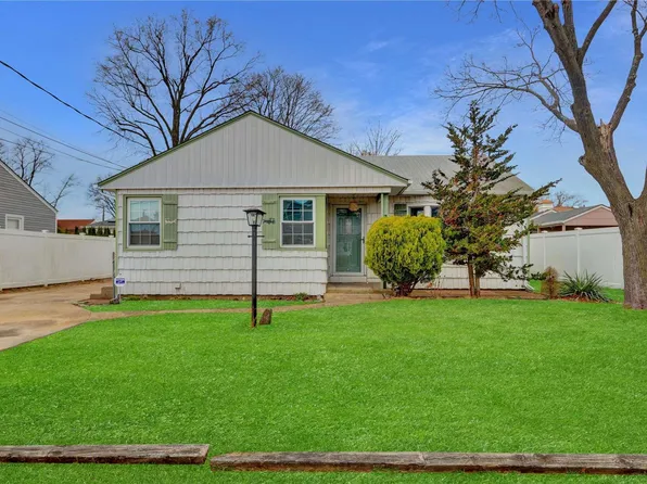 2426 Cedar Street, Seaford, NY 11783
