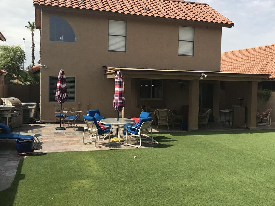 Gorgeous backyard with synthetic turf