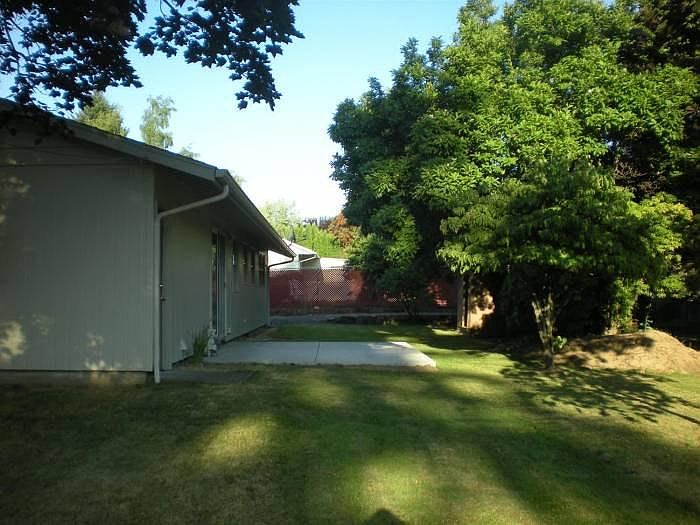 2nd image of 1050 SE 2nd St