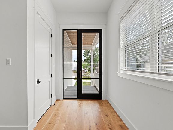 5th image of 1315 Waverly St