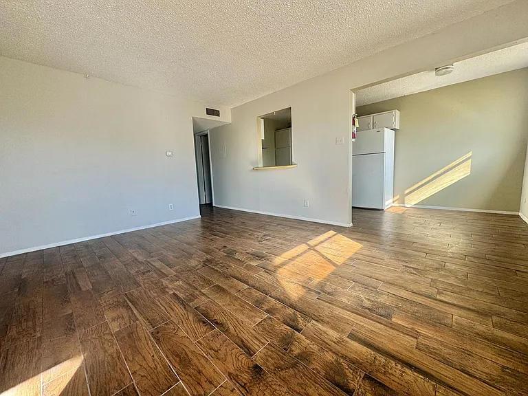 332 Preusser St — Photo 5