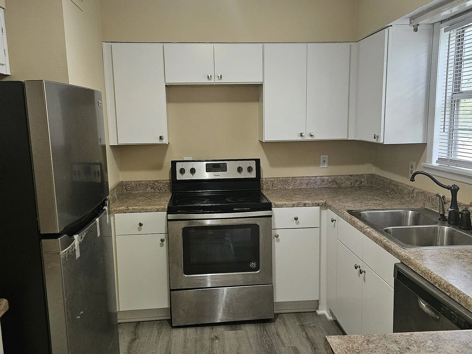 3 bed, 2.5 bath, 1484 sqft, $1,799 — Photo 4
